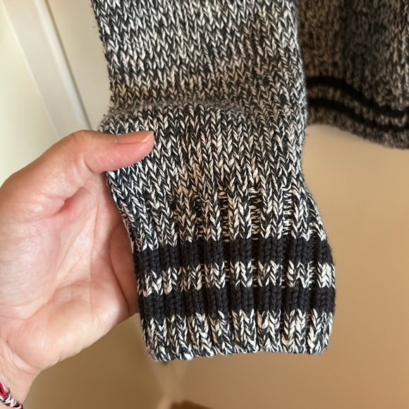 Windriver VGUC  grey and dark blue sweater. Could be unisex. - Picture 6 of 10